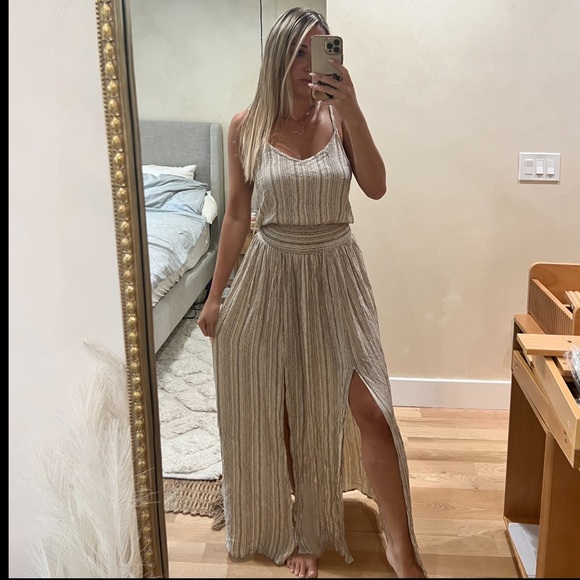 Vici Dresses & Skirts - NWOT flowy maxi dress with slits